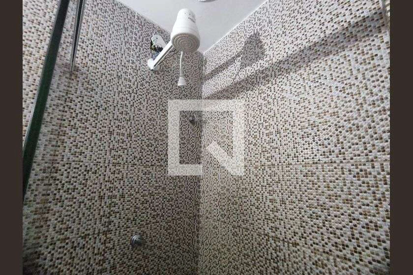 Apartamento de 1 dormitorio con balcón y cocina abierta — photo 17