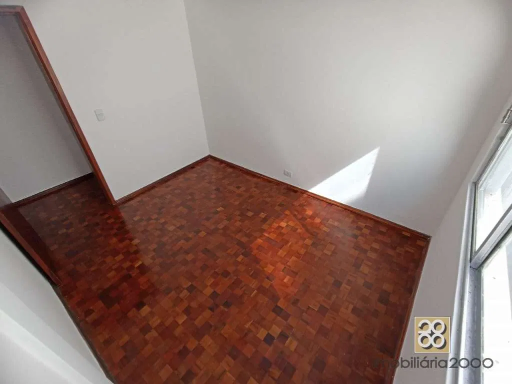 3-bedroom apartment with wood or laminate floors — photo 4