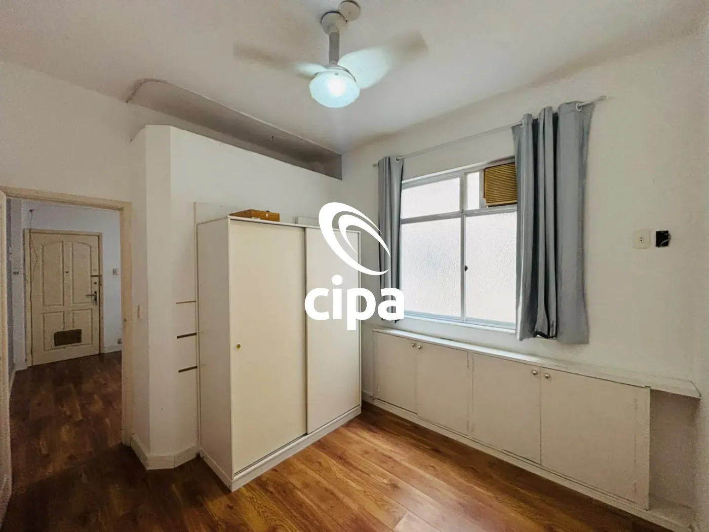 One-bedroom apartment with wood or laminate floors — photo 8