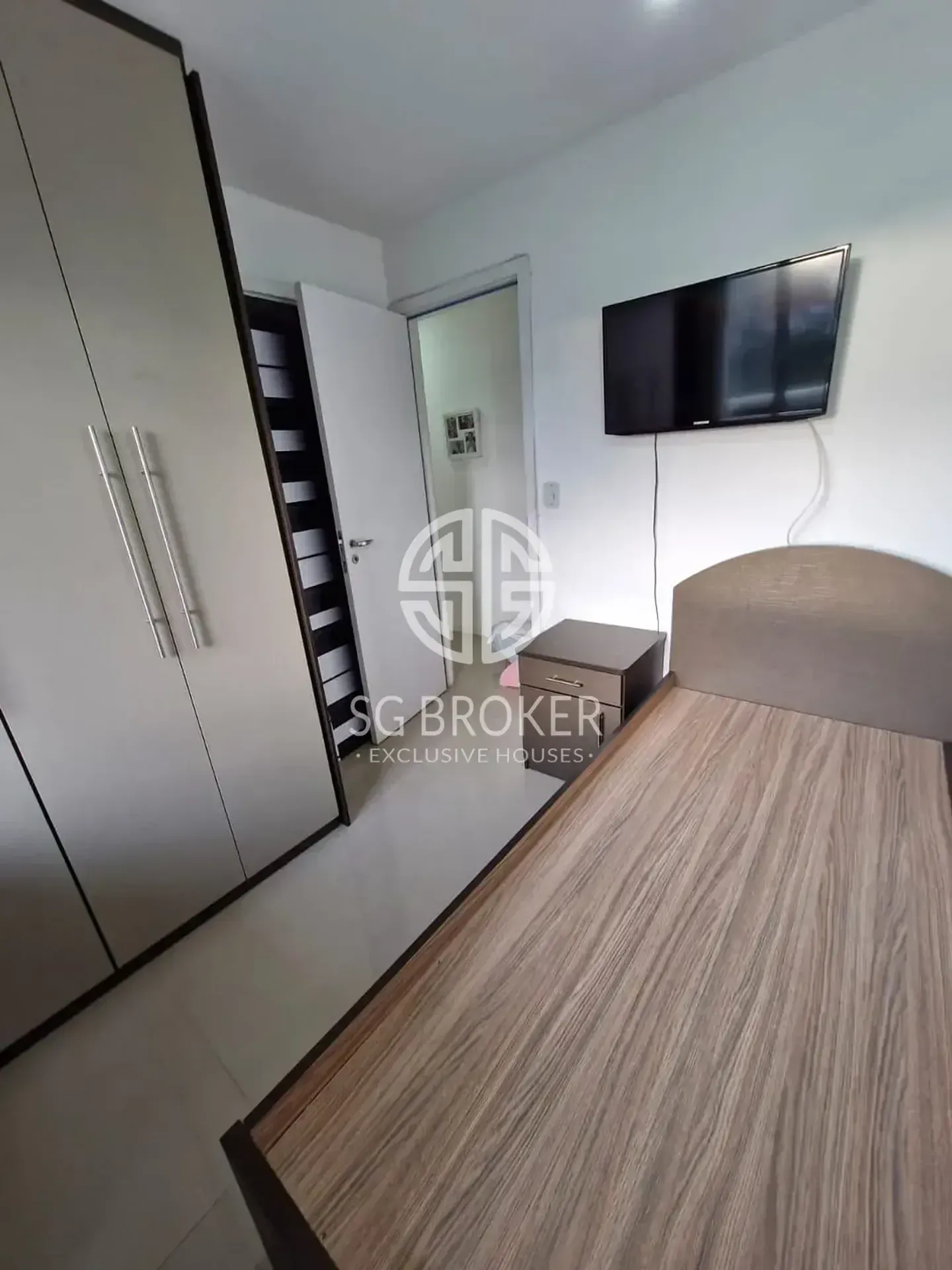 Glass-enclosed balcony in a 3-bedroom apartment, 91 m² — photo 26