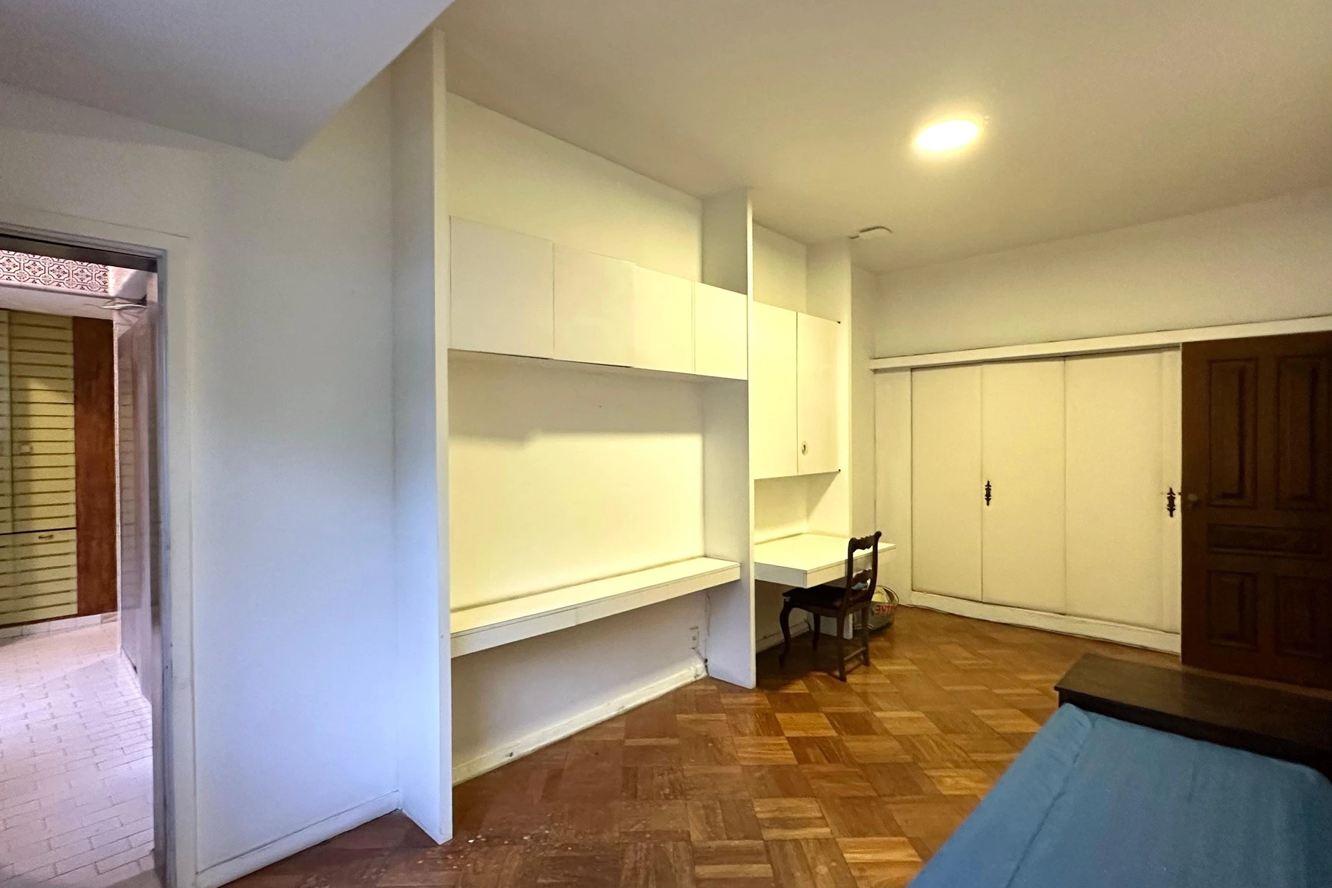 Bathtub in a 4-bedroom apartment, 290 m² — photo 22