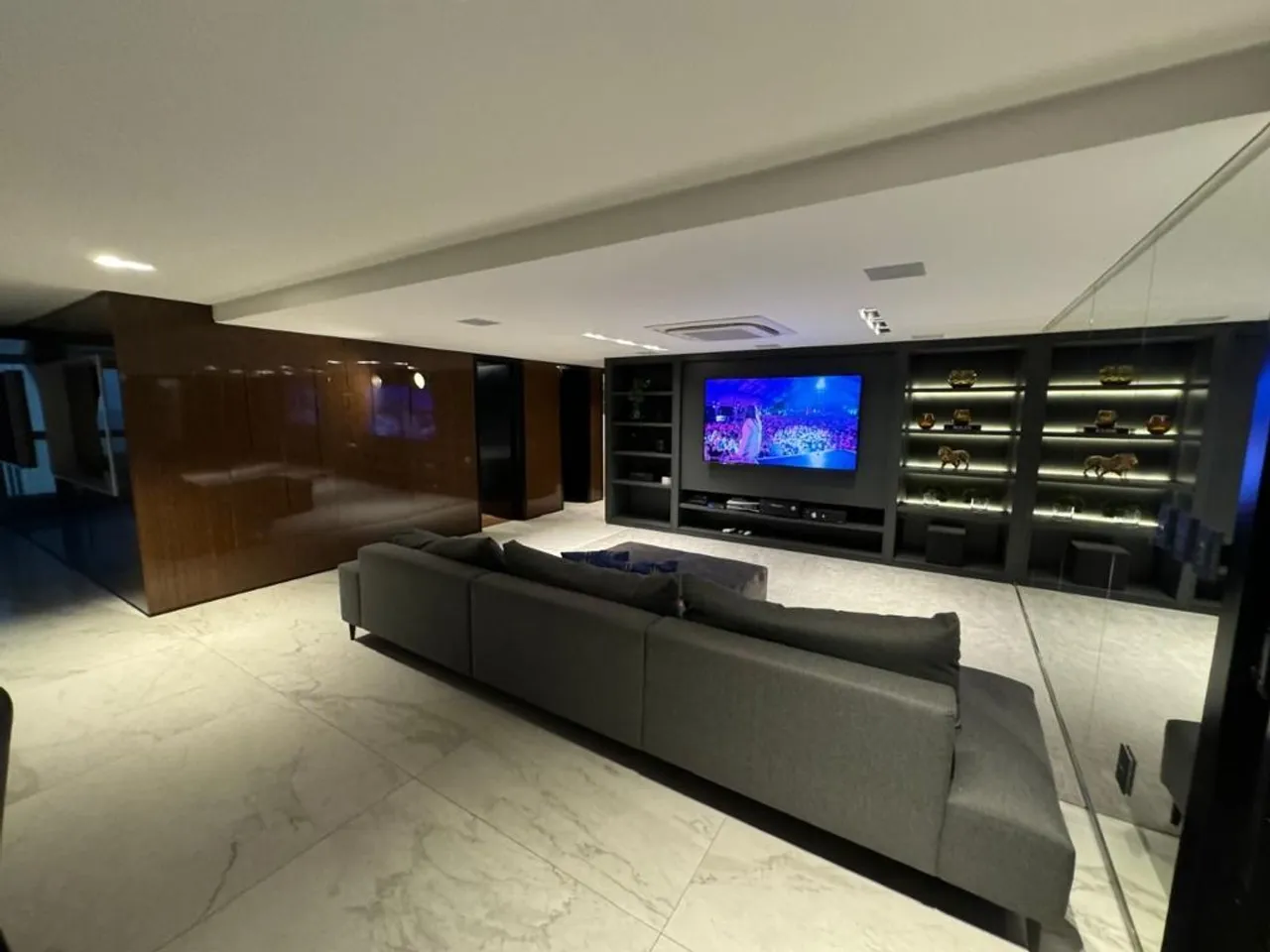Floor-to-ceiling windows in a 3-bedroom apartment, 260 m² — photo 10