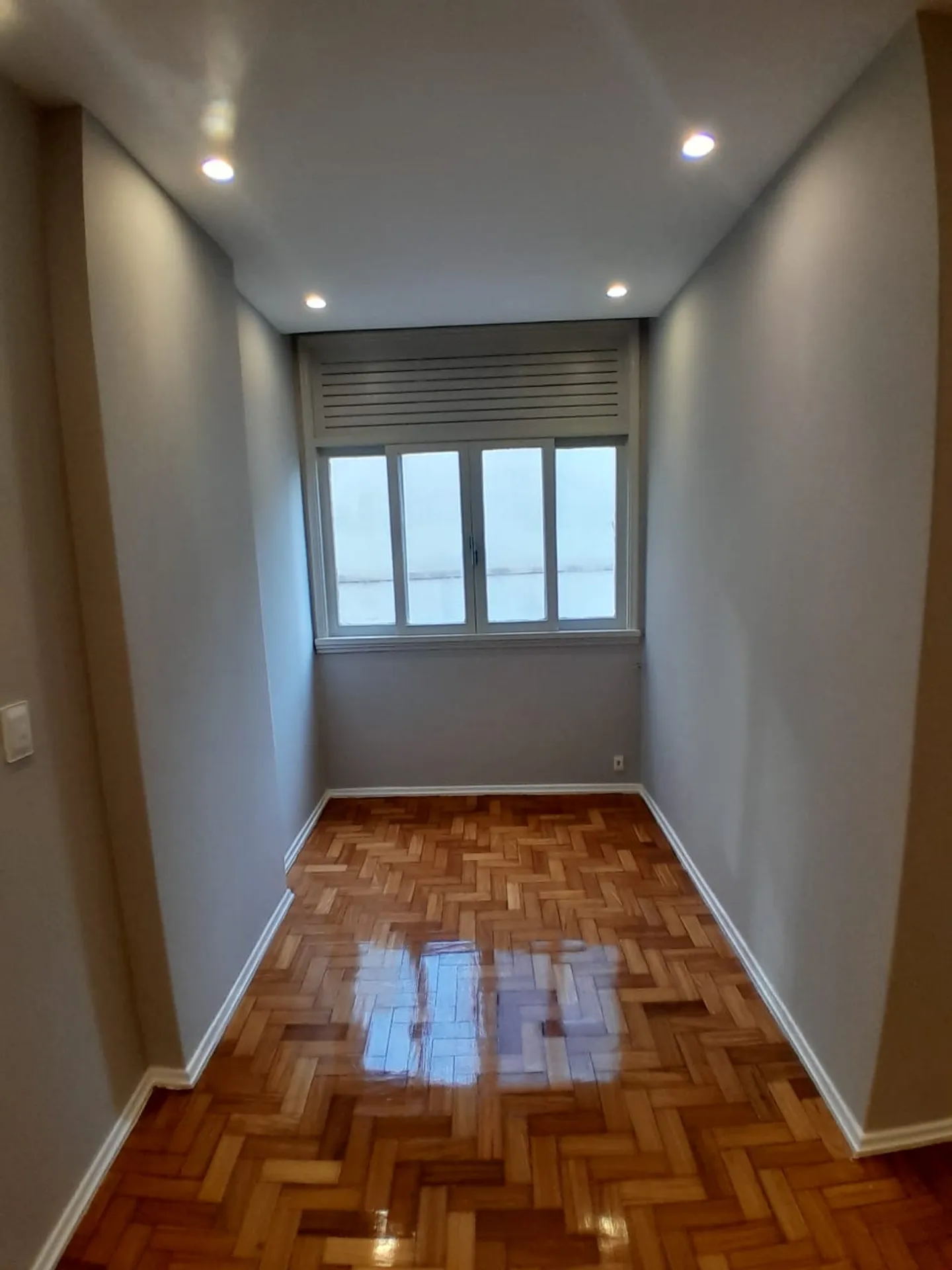 Departamento de 3 dormitorios con piso de madera o laminado