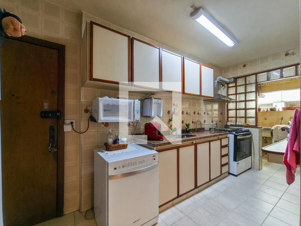 Furnished 4-bedroom apartment with balcony — photo 28