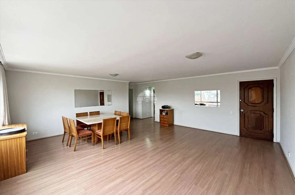 Apartamento de 3 quartos com piso de madeira na sala — photo 3