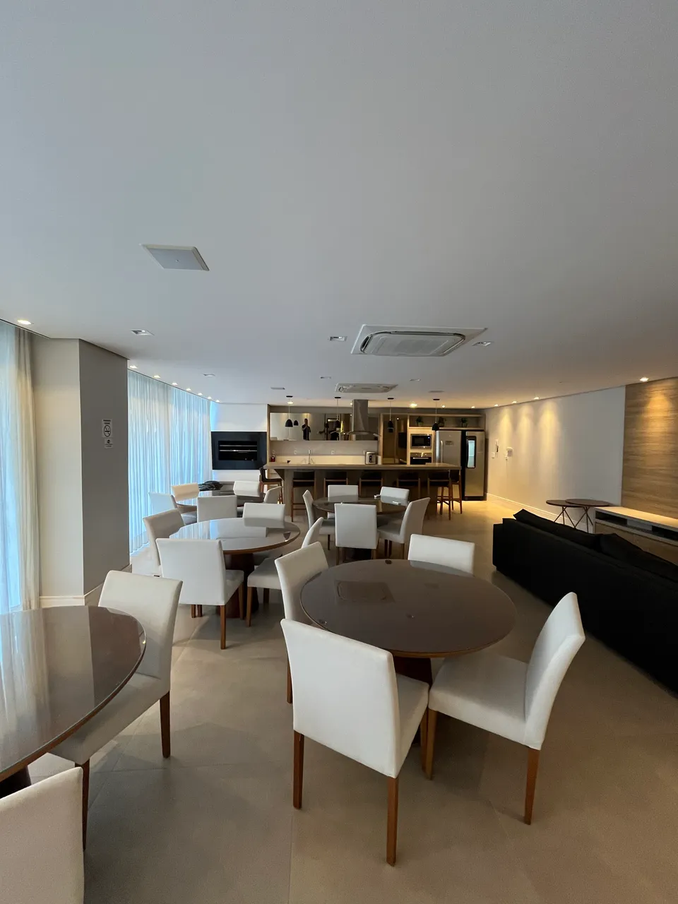Квартира 100 м² с застеклённым балконом и грилем на балконе — photo 16