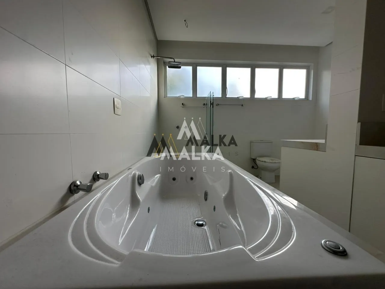 461 m² house with 3 en-suite bedrooms and private garden — photo 14
