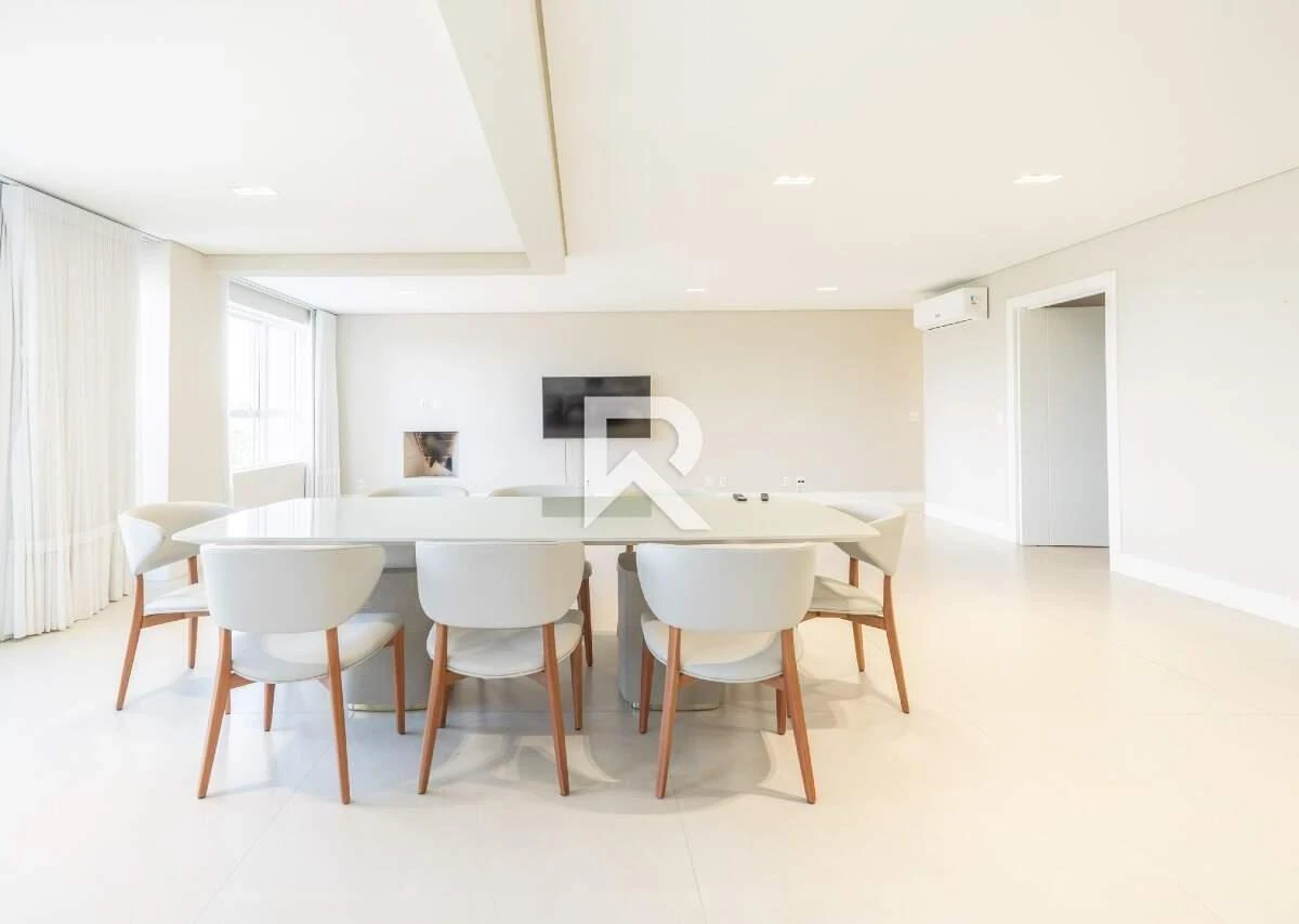 255 m² apartment with a bathtub and a walk-in closet — photo 13