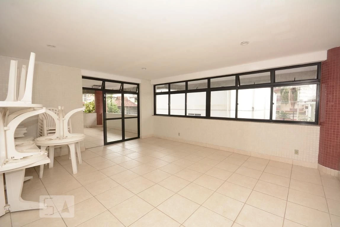 4-bedroom apartment in a building with a pool — photo 40