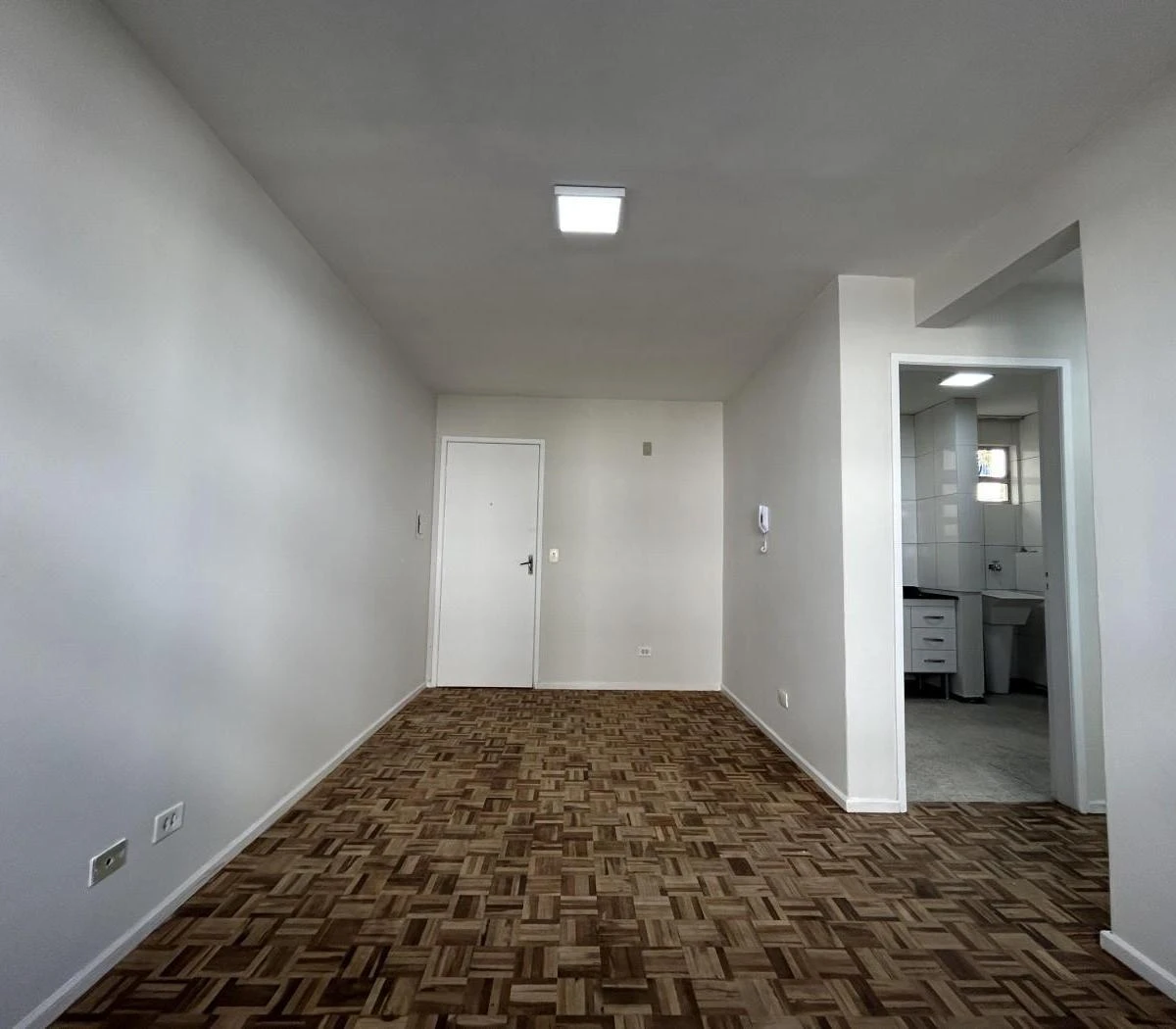 2-bedroom apartment with wood or laminate floors in Curitiba — photo 16