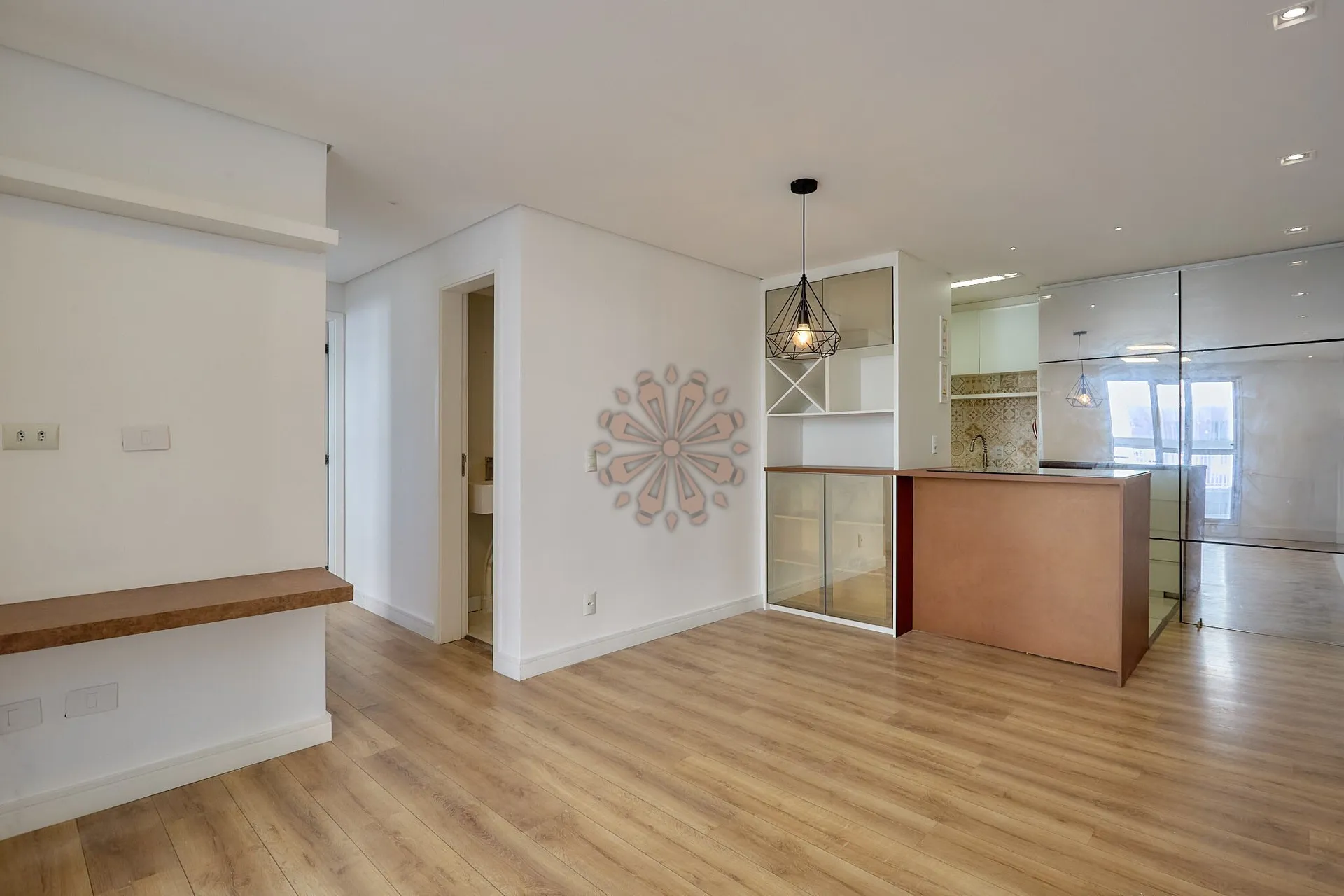 Furnished apartment, 68 m², with a glass-enclosed balcony — photo 7