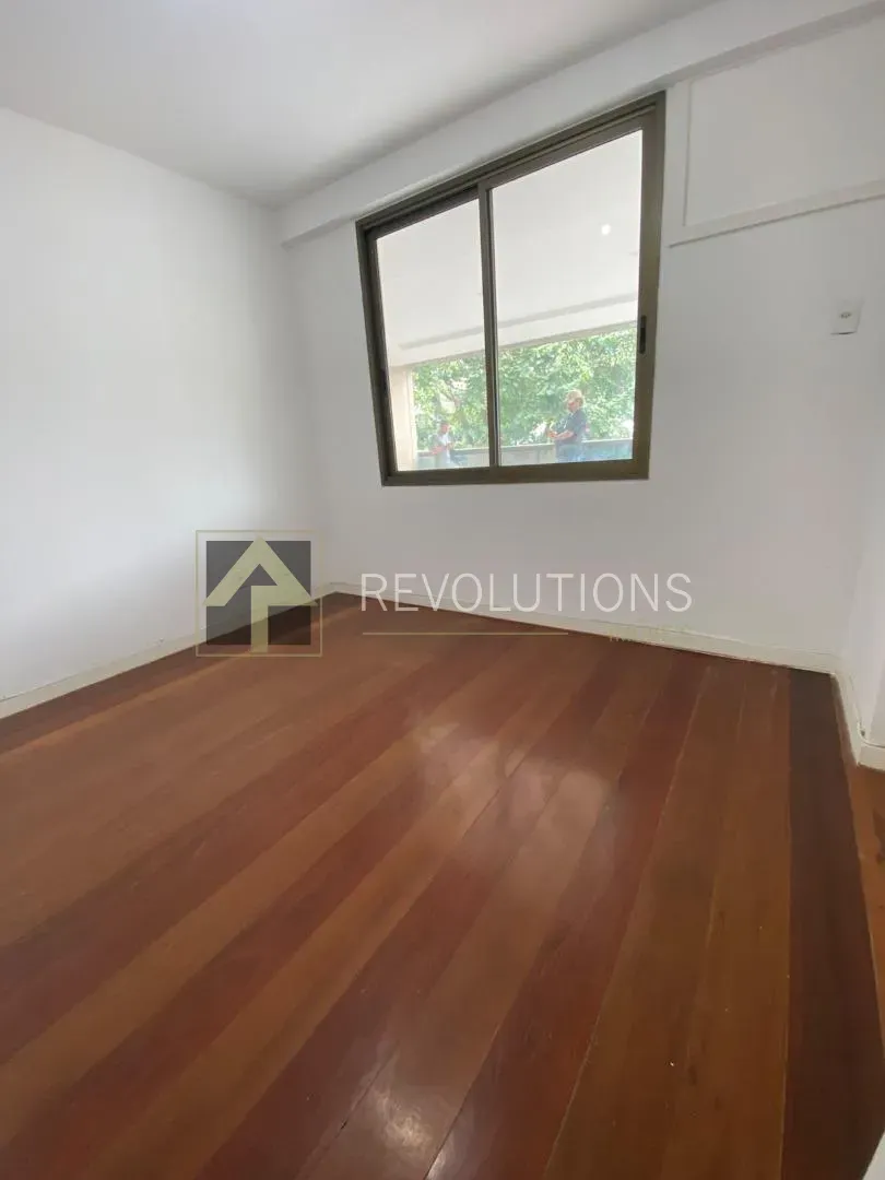 3-bedroom apartment with wood or laminate floors — photo 10