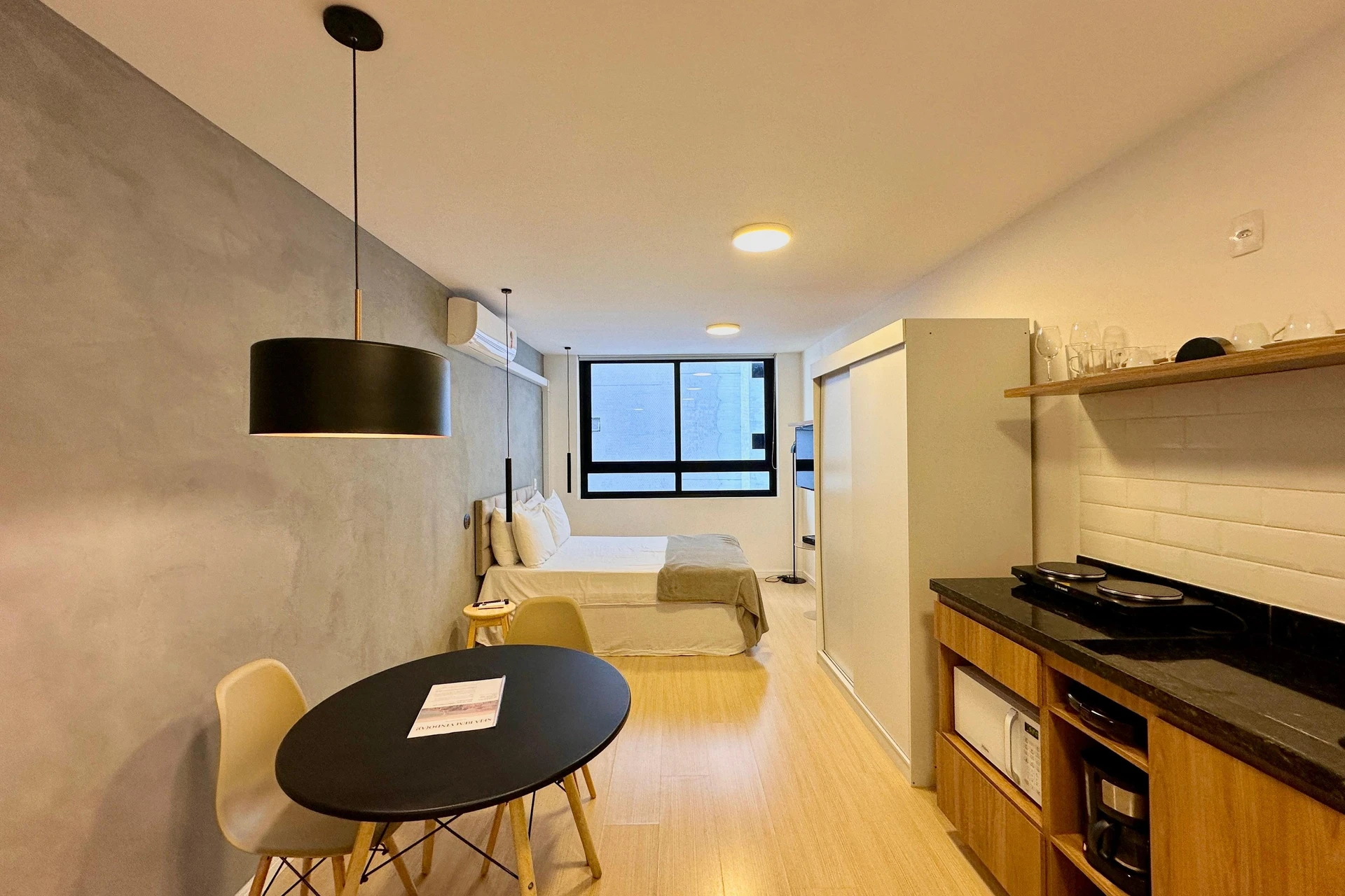 Furnished 1-bedroom apartment with a balcony grill — photo 2