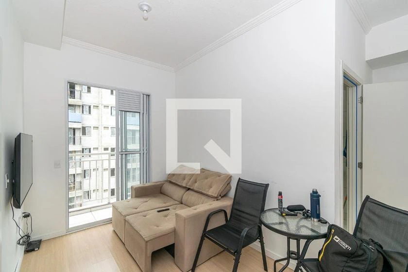 Wood or laminate floors in a one-bedroom apartment, 38 m²