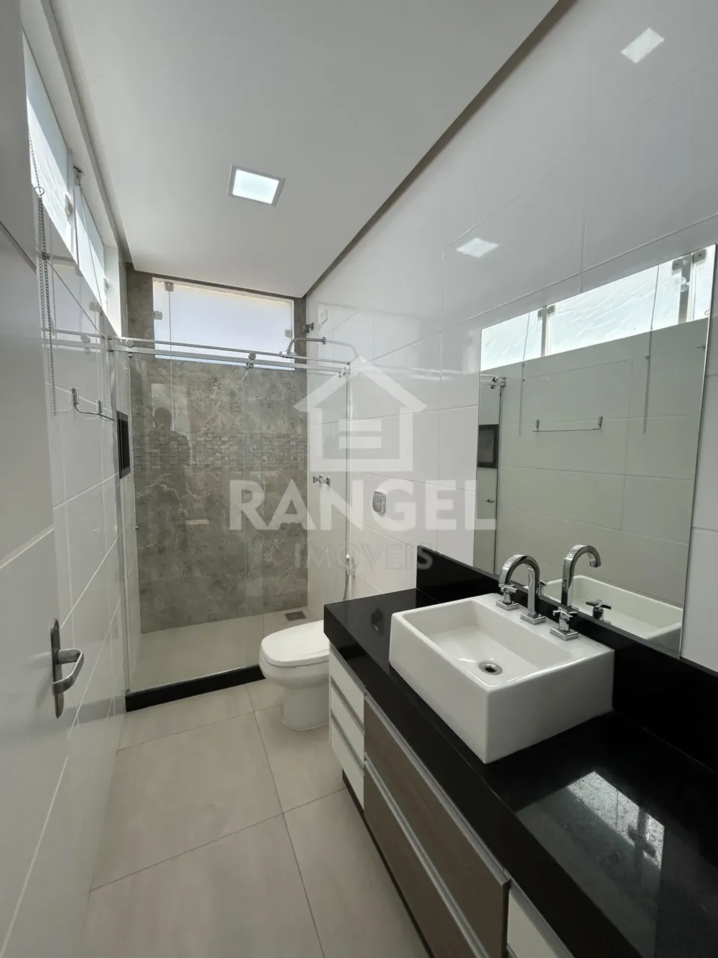 House, 350 m², with a grill on the balcony — photo 25