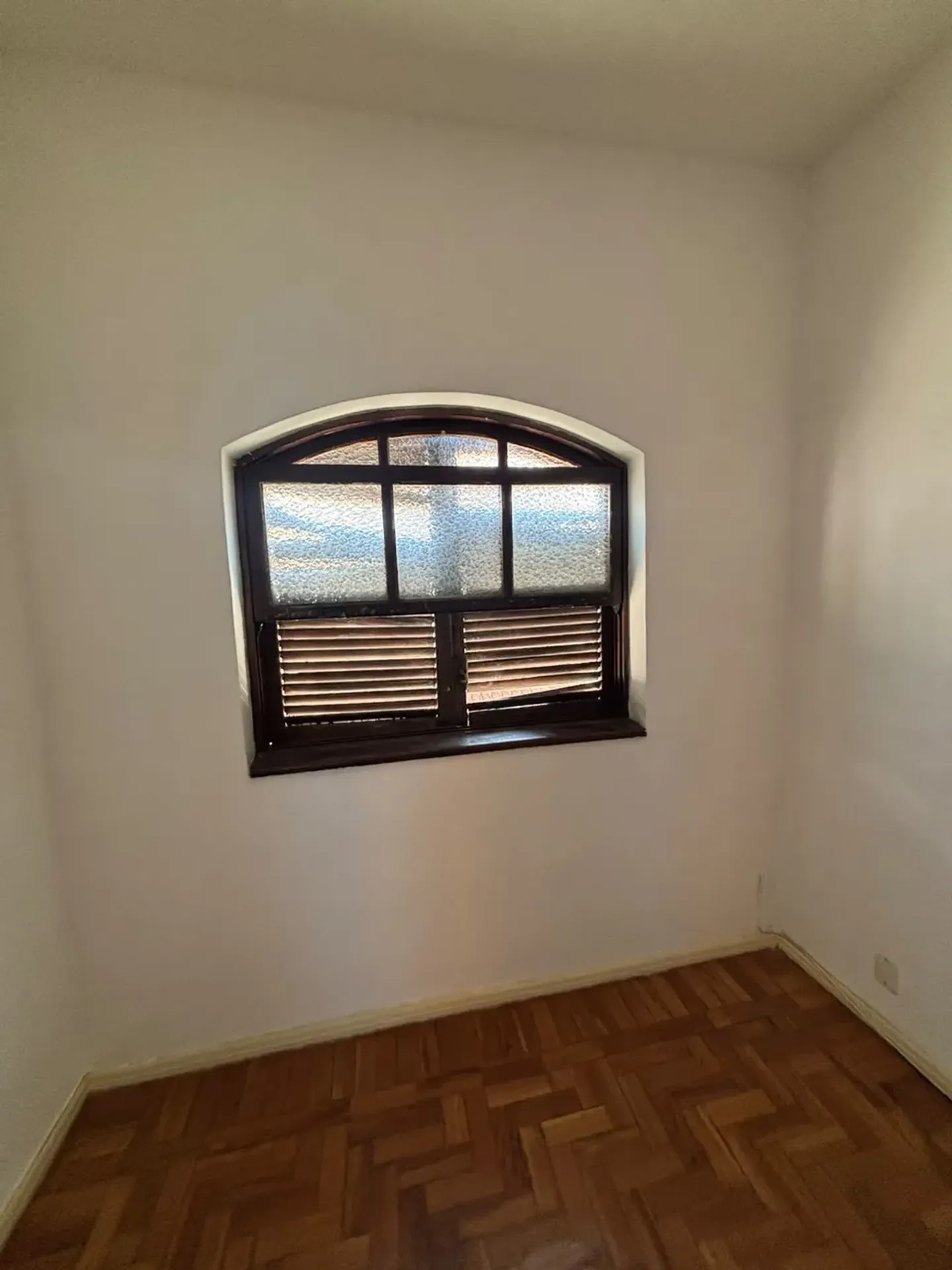 Balcony with a grill in a 2-bedroom house, 120 m² — photo 5