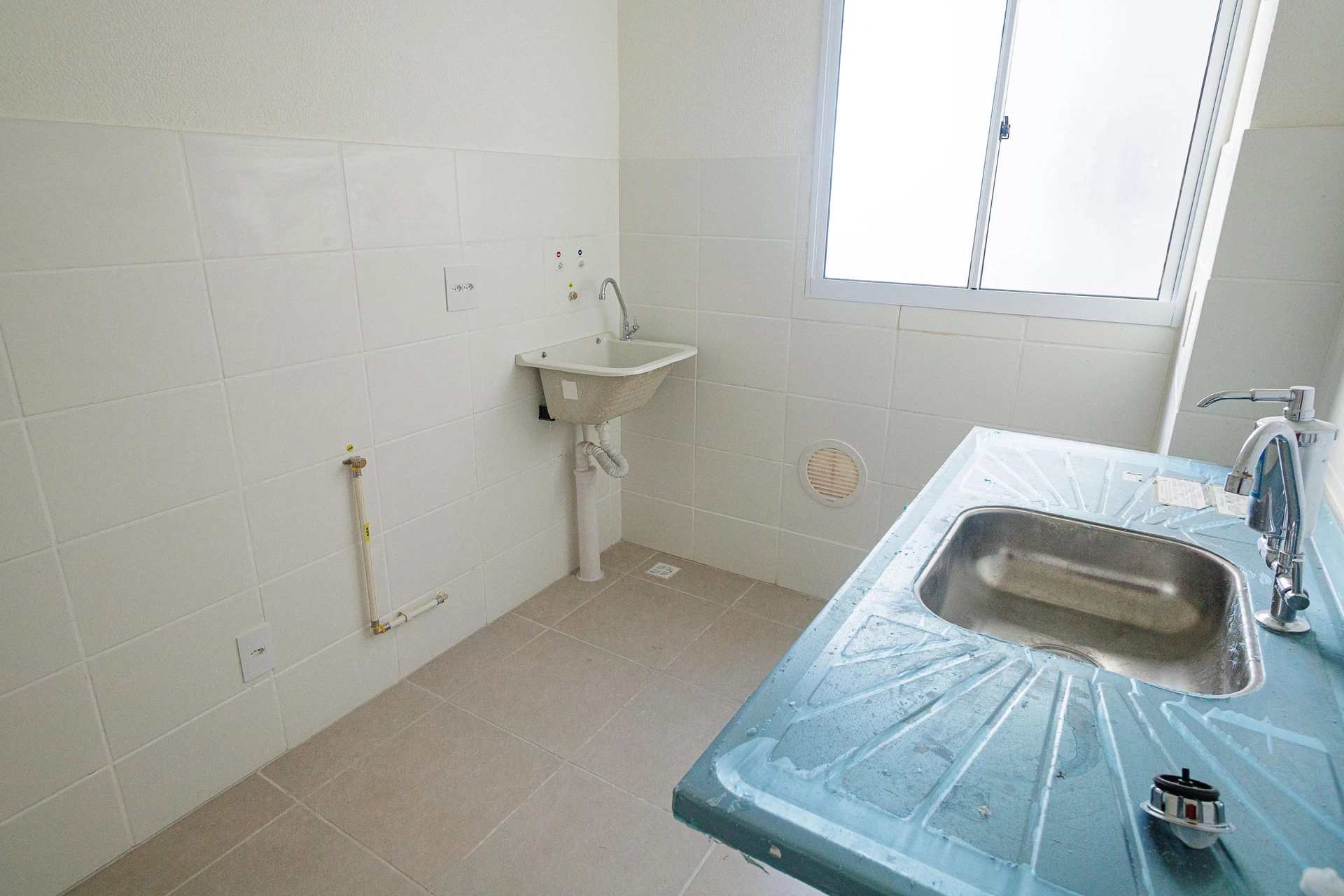 Apartamento sin amueblar de 2 dormitorios con plaza y lavandería — photo 10