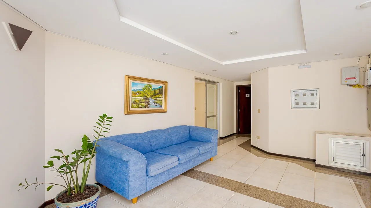 3-bedroom apartment in a building with a gym — photo 14