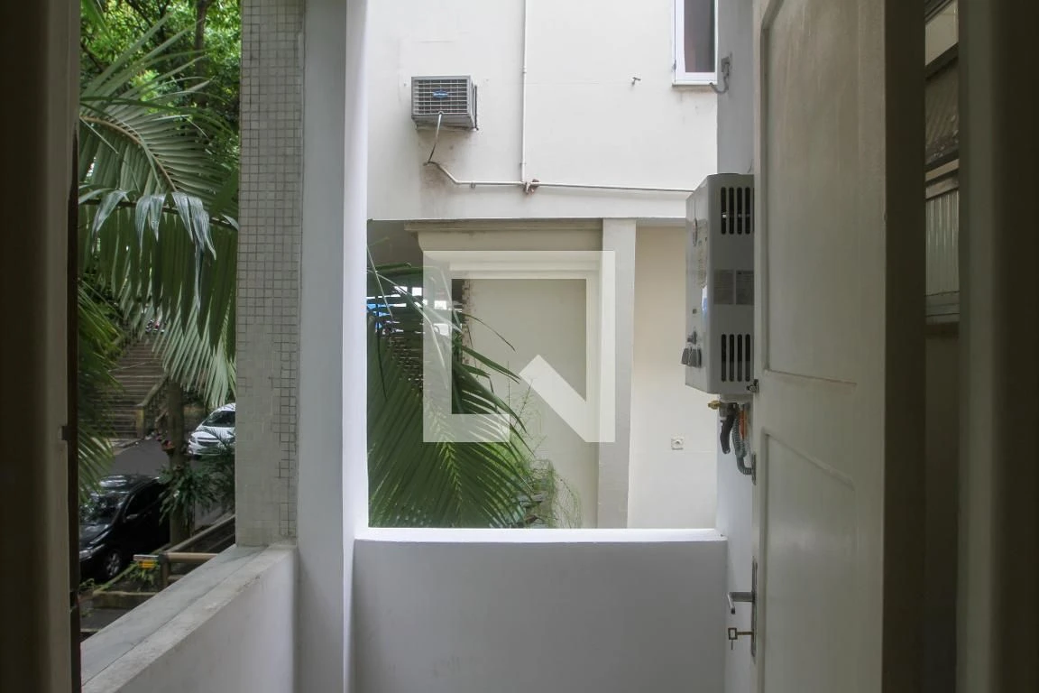 One-bedroom apartment with a washing machine — photo 5
