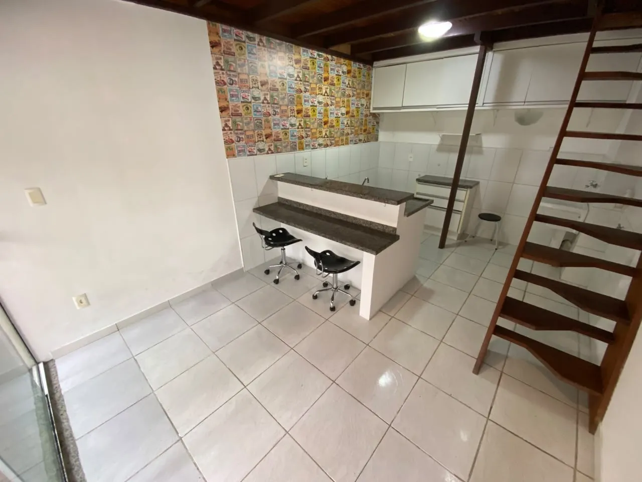 Casa de 40 m² com cozinha a gás e sacada de vidro