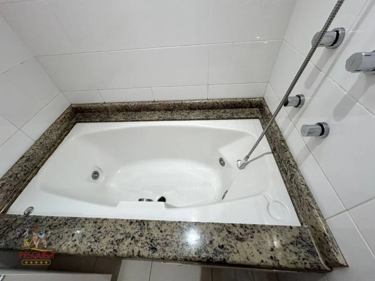 4-bedroom apartment with a bathtub — photo 9