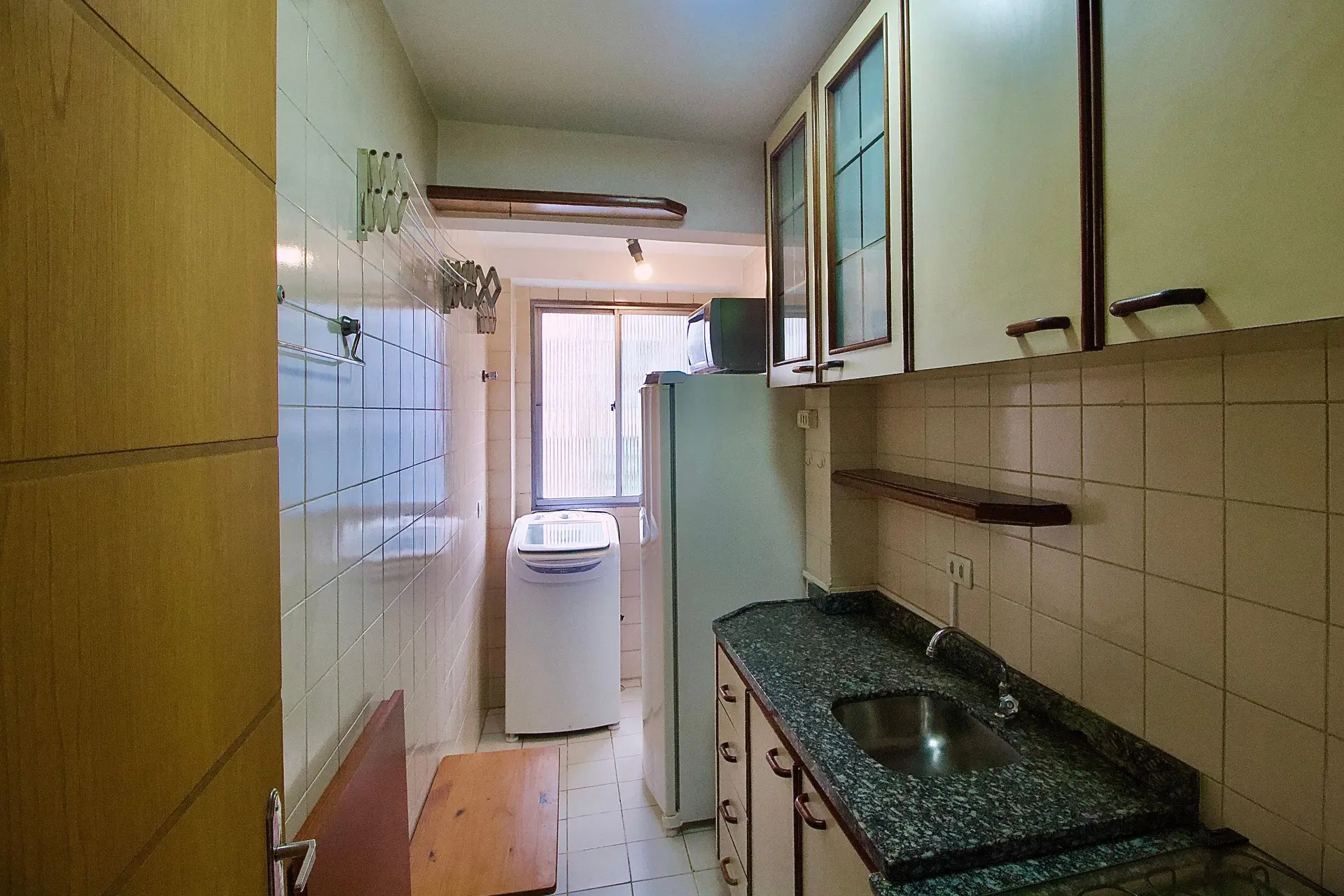 84 m² apartment with a home office and a bathtub — photo 2
