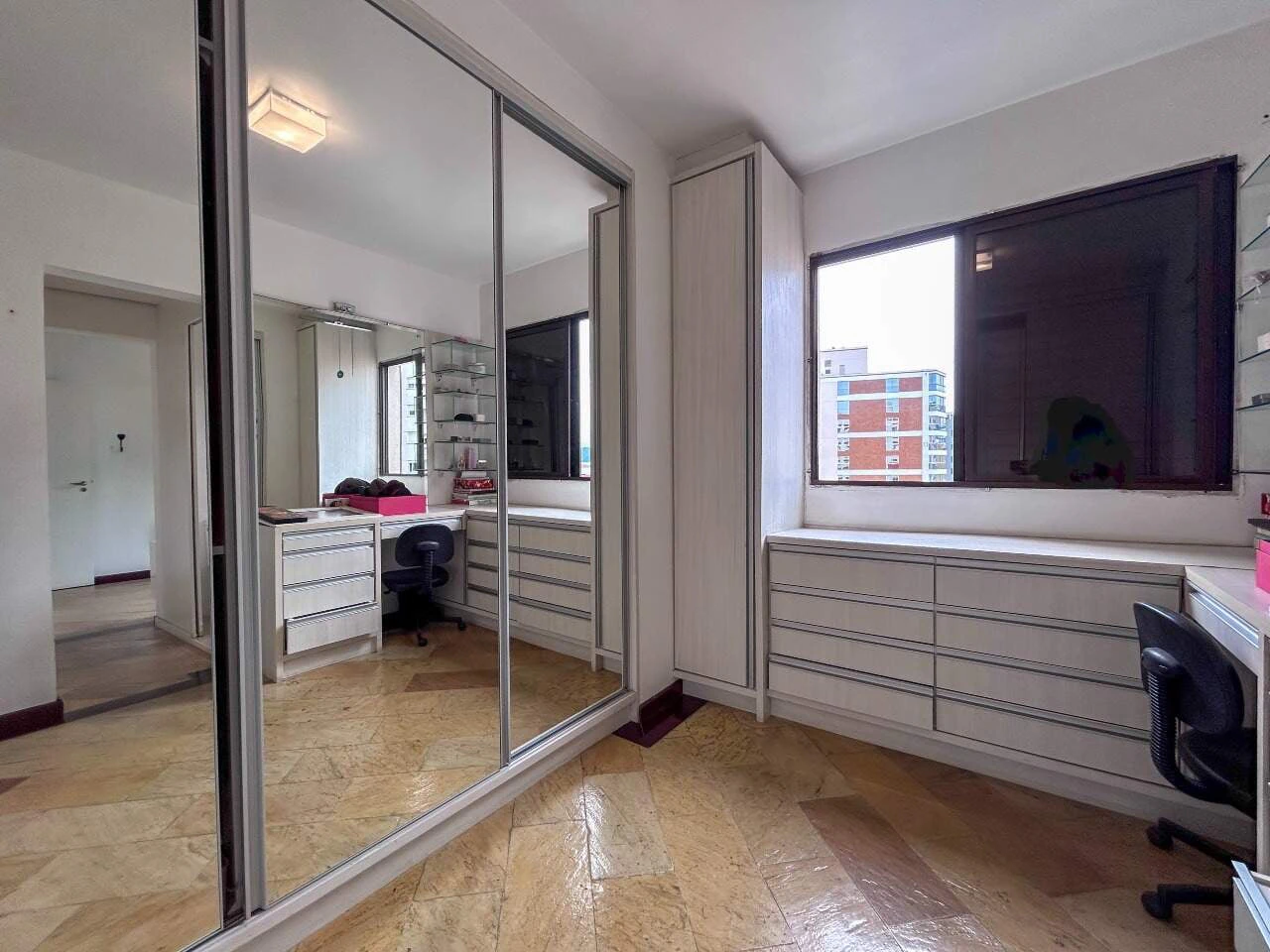 3-bedroom apartment with a home office — photo 11