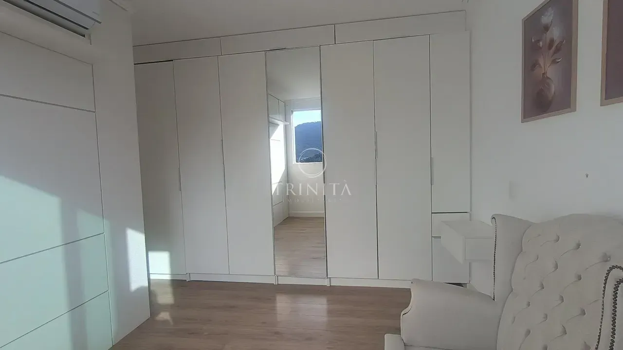 2-suite apartment with enclosed balcony and open-plan kitchen — photo 5