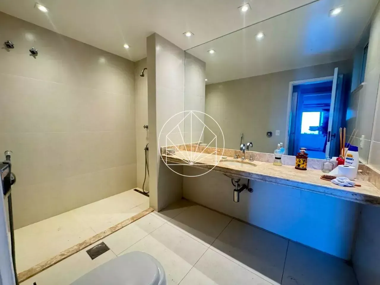 Apartamento de 3 quartos com cozinha fechada e 210 m² — photo 14