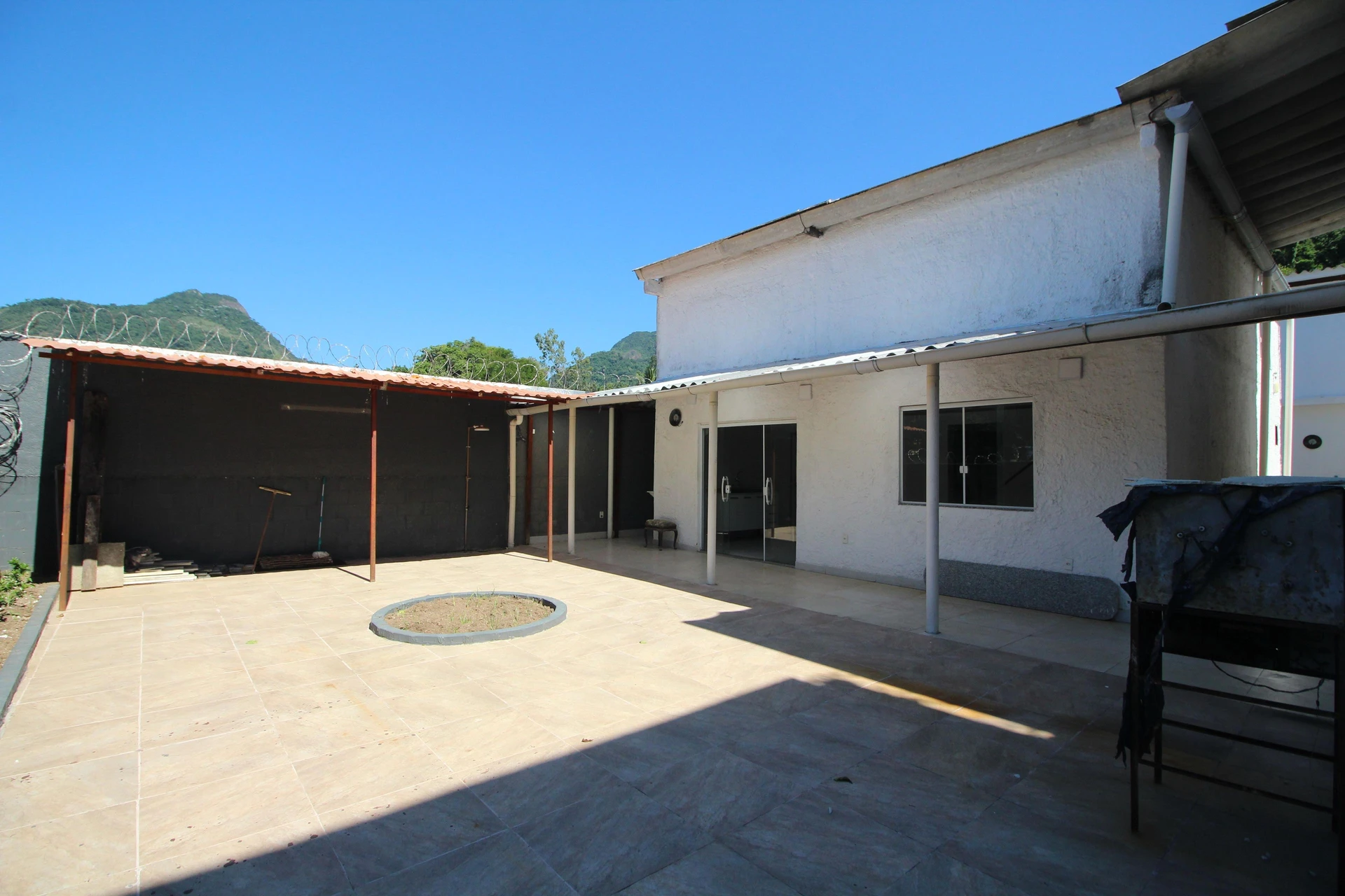 House with 4 bedrooms, 2 bathrooms and private garden — photo 11