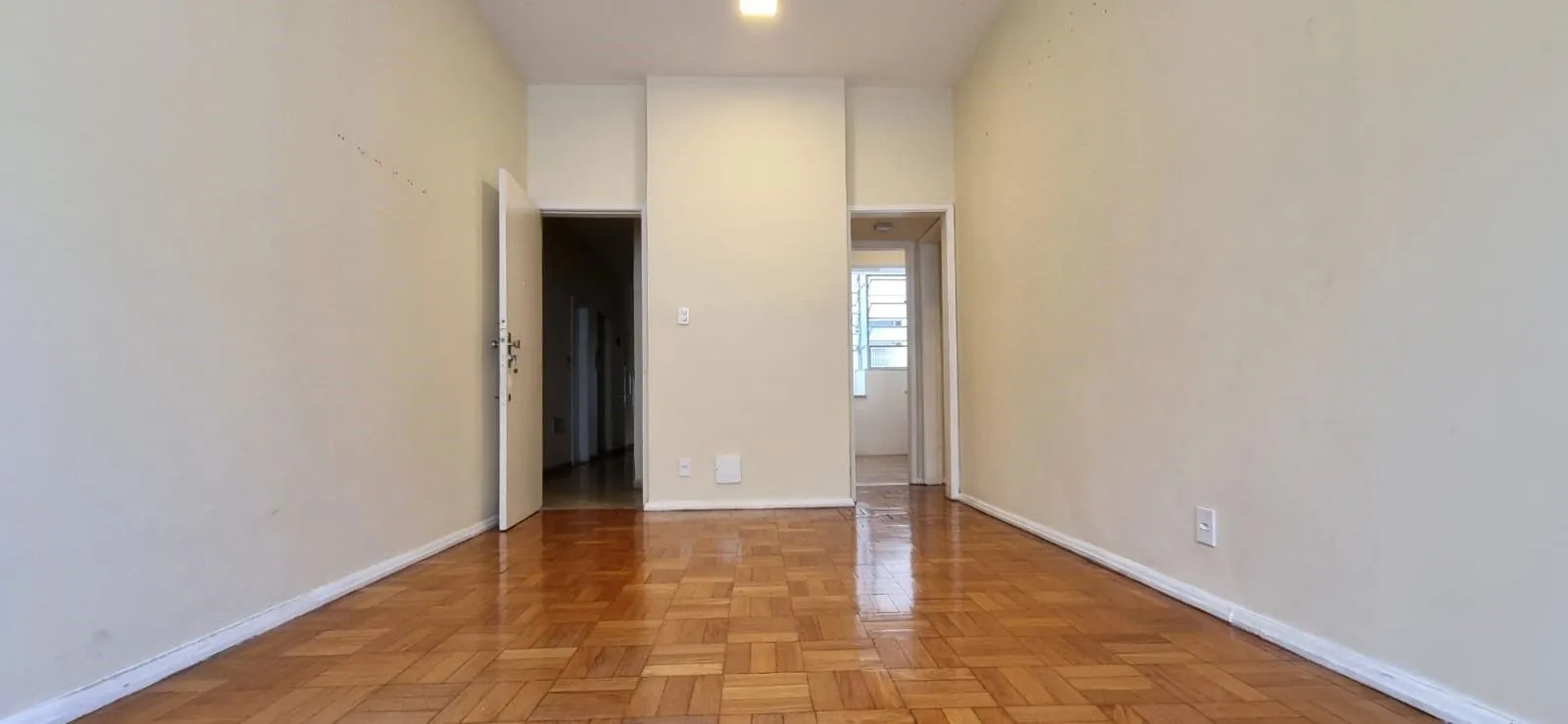 Wood or laminate floors in a one-bedroom apartment, 53 m² — photo 6