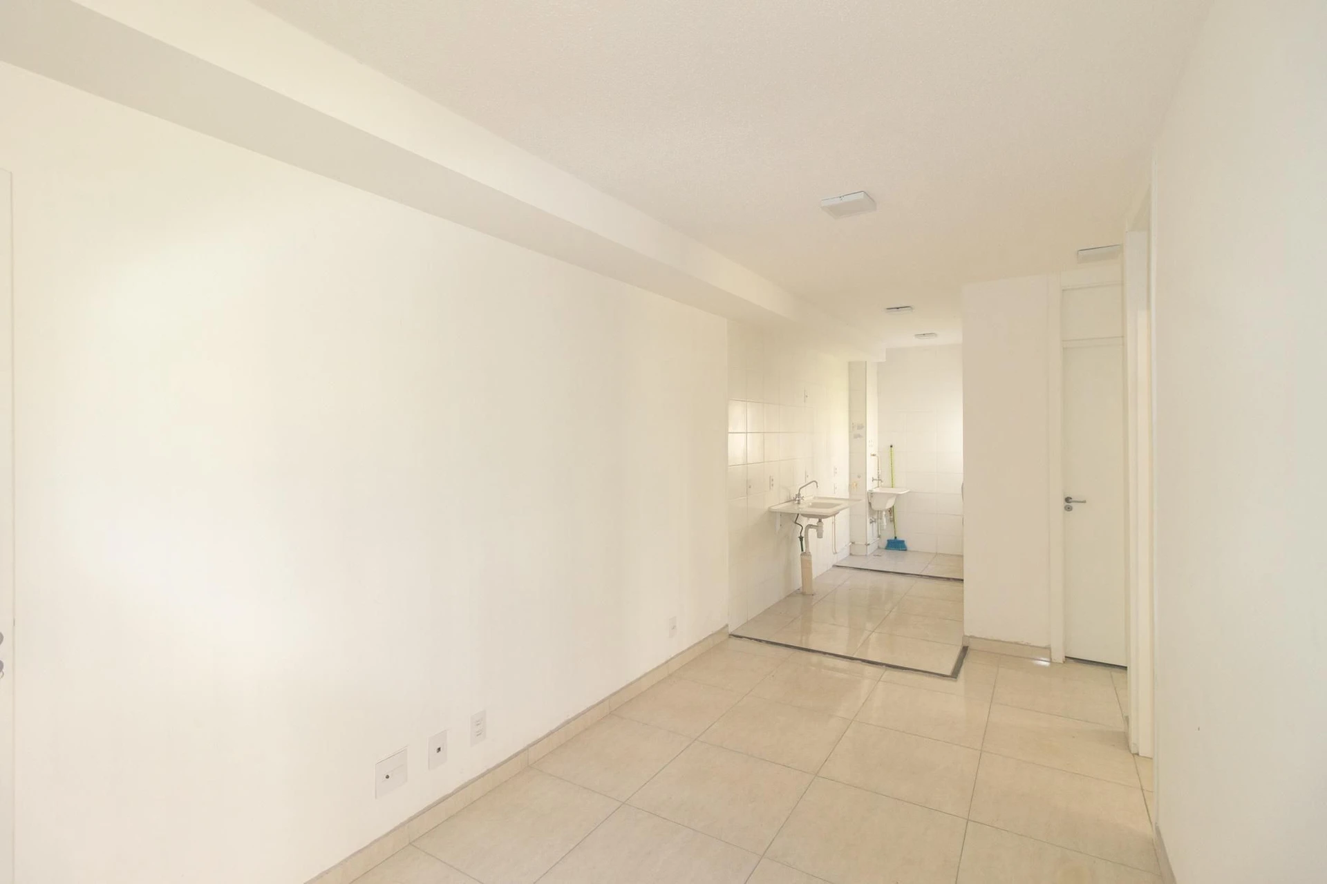Apartamento com 2 quartos e box de vidro no banheiro — photo 35