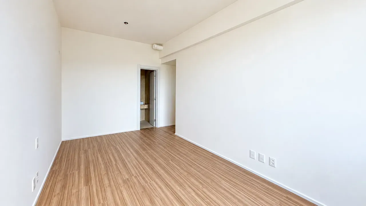 Glass-enclosed balcony in a 3-bedroom apartment, 115 m² — photo 23