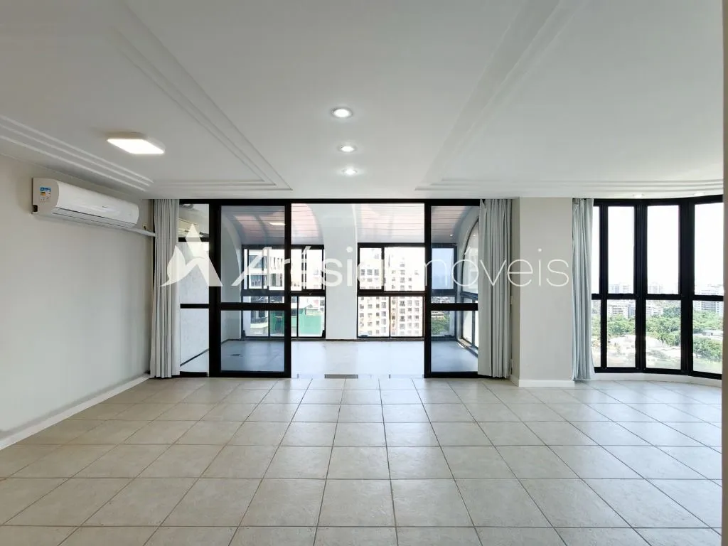 3-bedroom apartment with a bathtub — photo 6