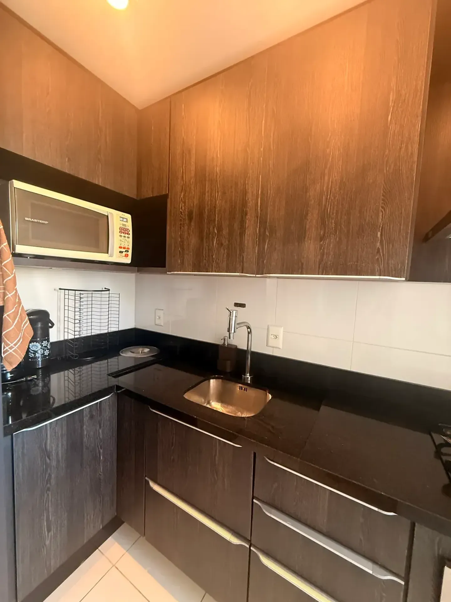 Apartamento mobiliado com 2 dormitórios e varanda com churrasqueira