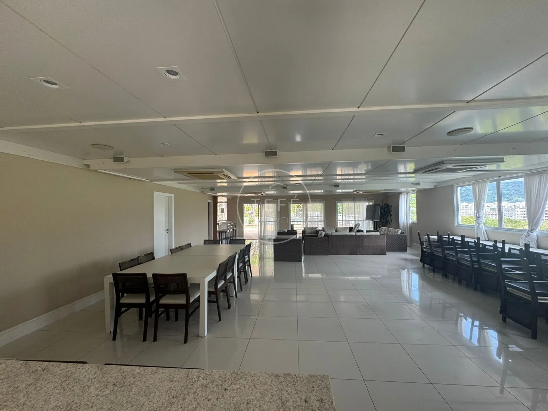 House for rent with 5 suites and 290 m² — photo 42