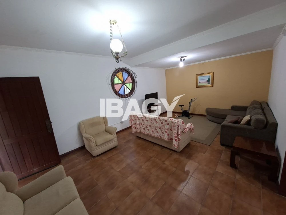 Furnished house, 372 m², with a grill on the balcony