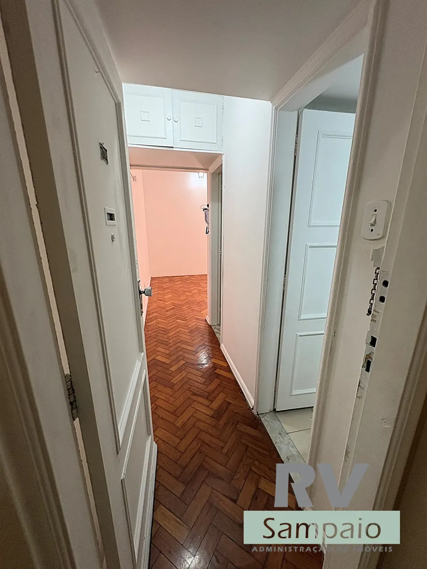 Wood or laminate floors in a one-bedroom apartment, 31 m² — photo 11