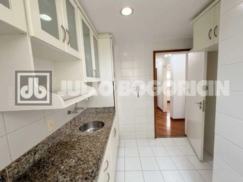3-bedroom apartment with a park view in Rio de Janeiro — photo 13