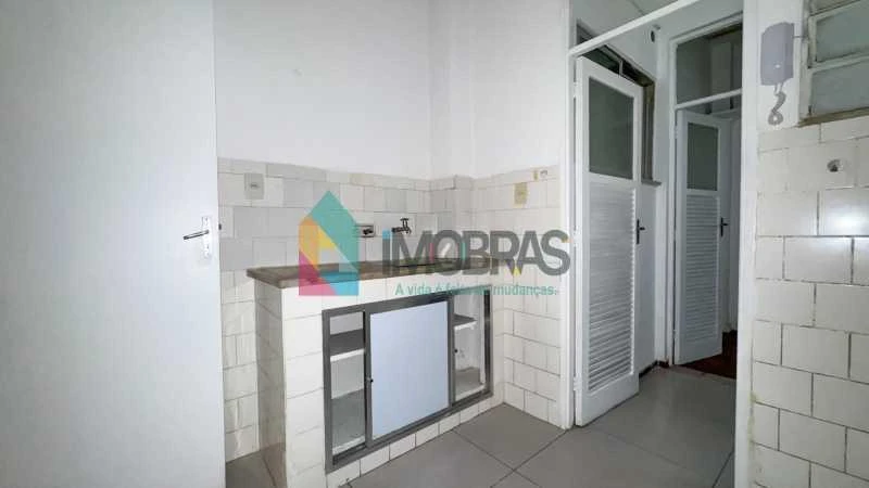 Wood or laminate floors in a 2-bedroom apartment, 65 m² — photo 3