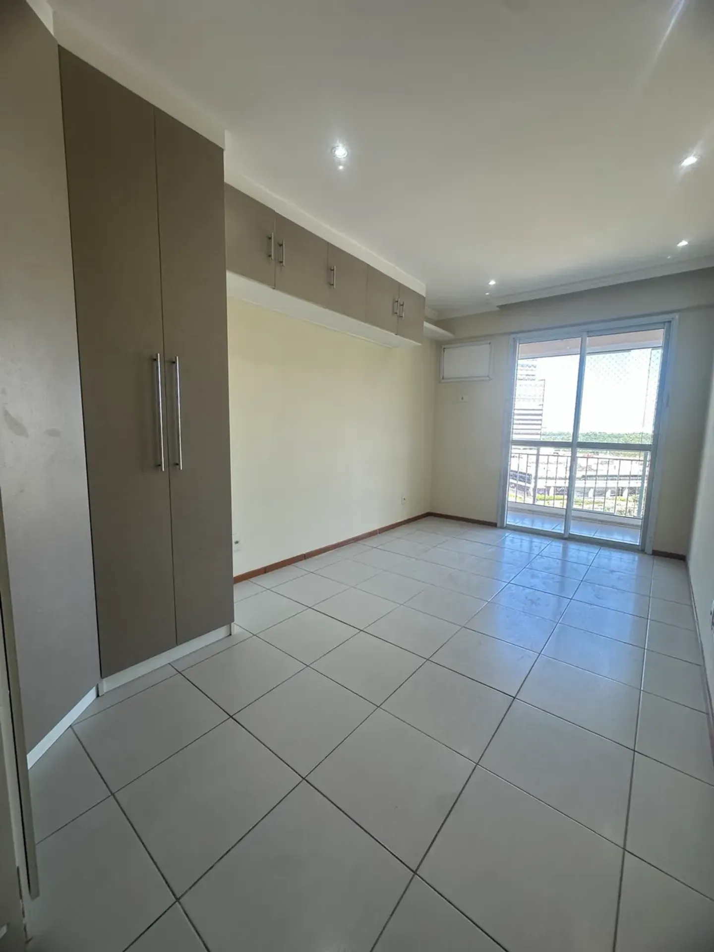 Furnished 3-bedroom apartment with 3 bathrooms — photo 15
