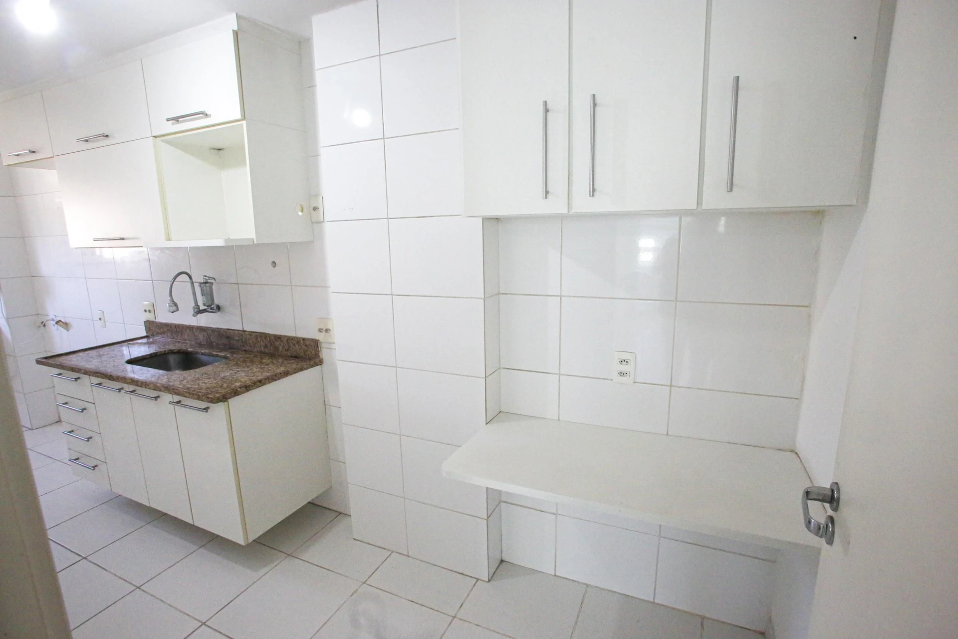 Glass-enclosed balcony in a 3-bedroom apartment, 131 m² — photo 2