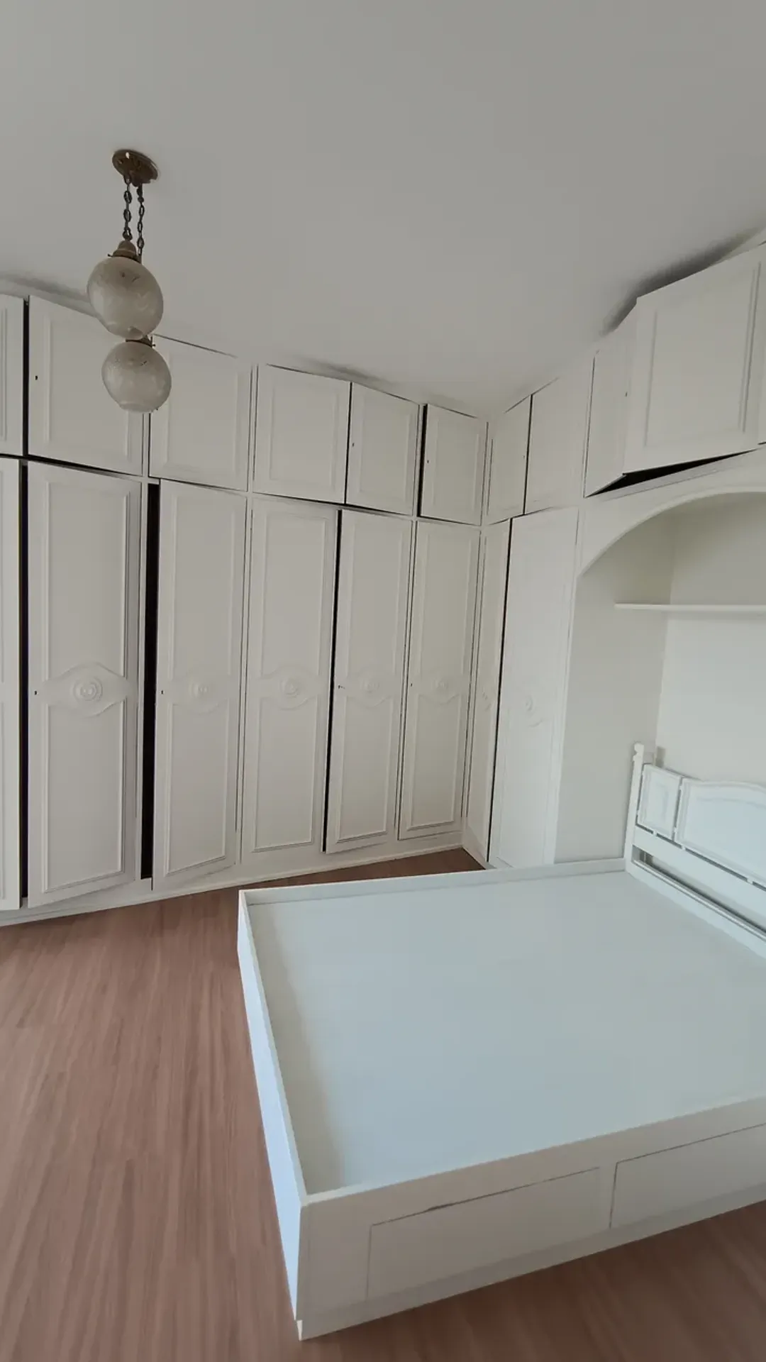 Apartment on the 6th floor with a glass-enclosed balcony — photo 4