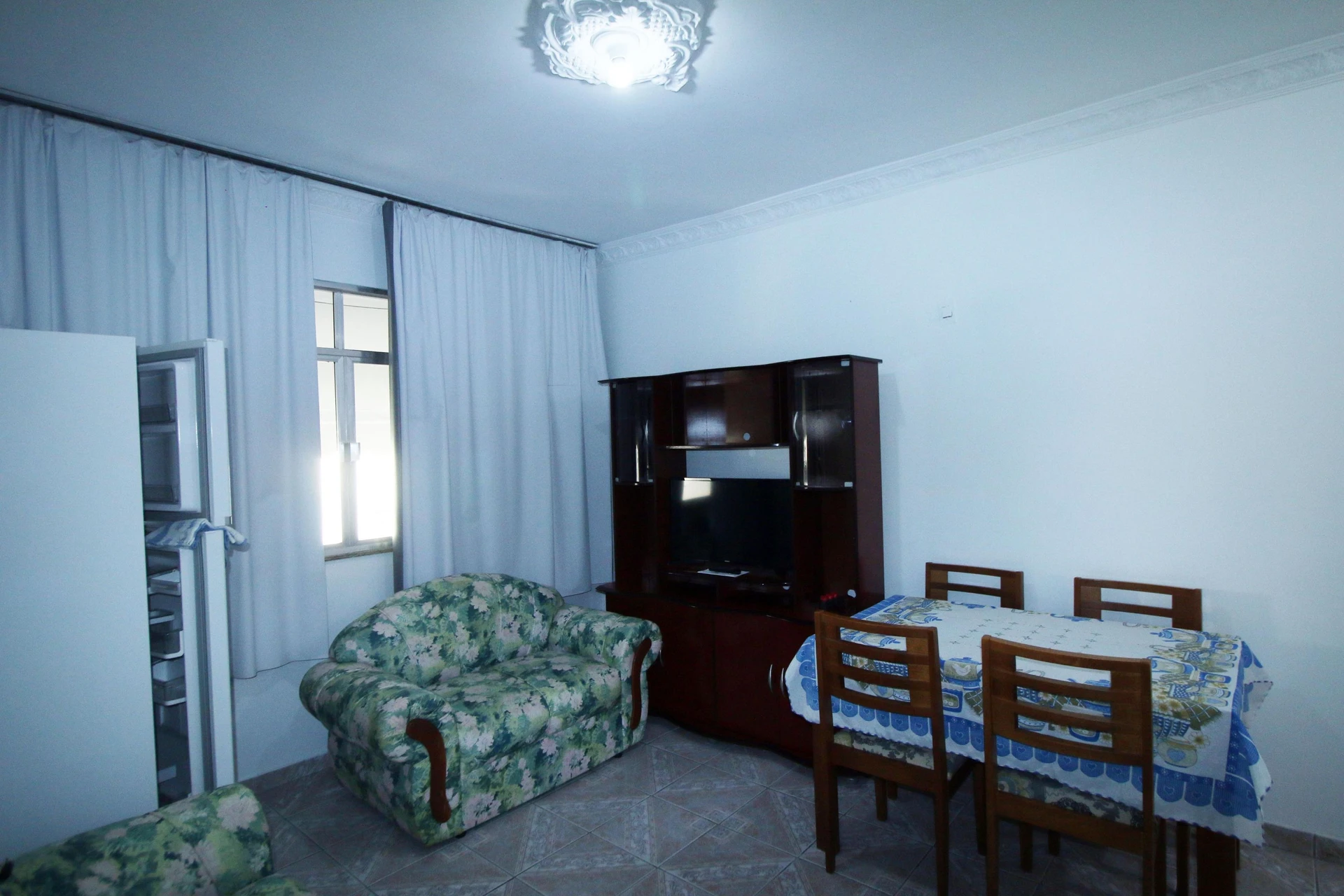 Furnished 2-bedroom apartment with 1 bathroom and glass shower