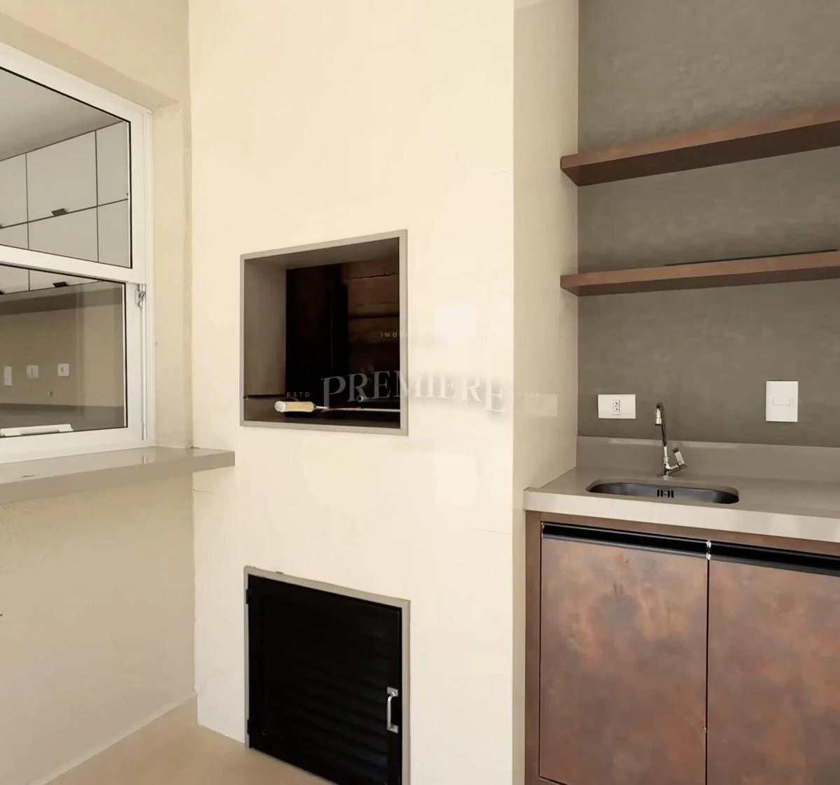 4-bedroom house with a glass-enclosed balcony in Curitiba — photo 9