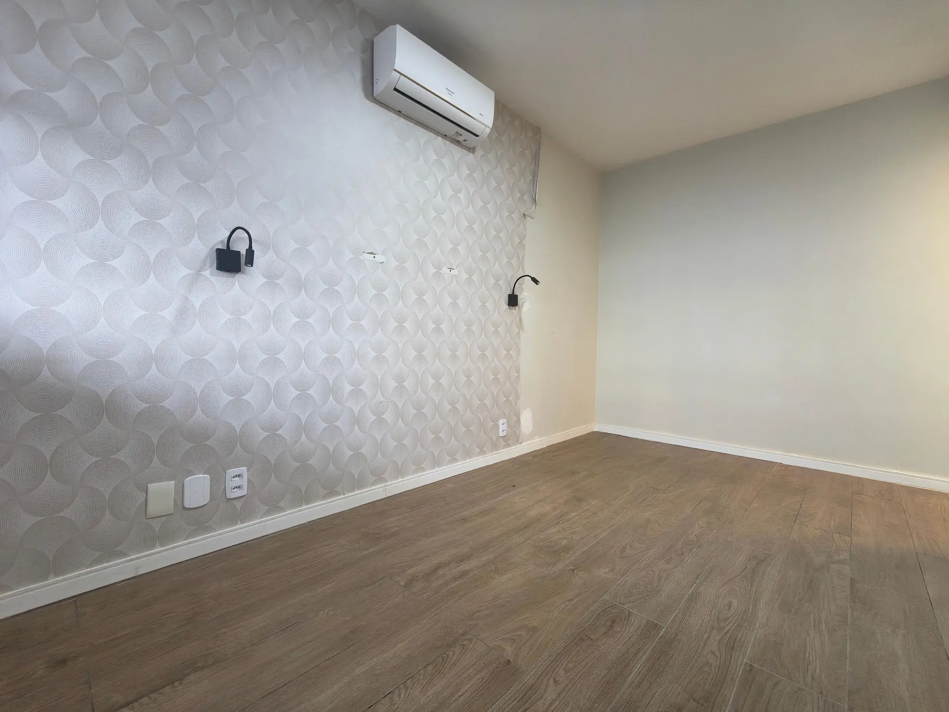 Unfurnished 2-bedroom apartment with a closed kitchen — photo 27
