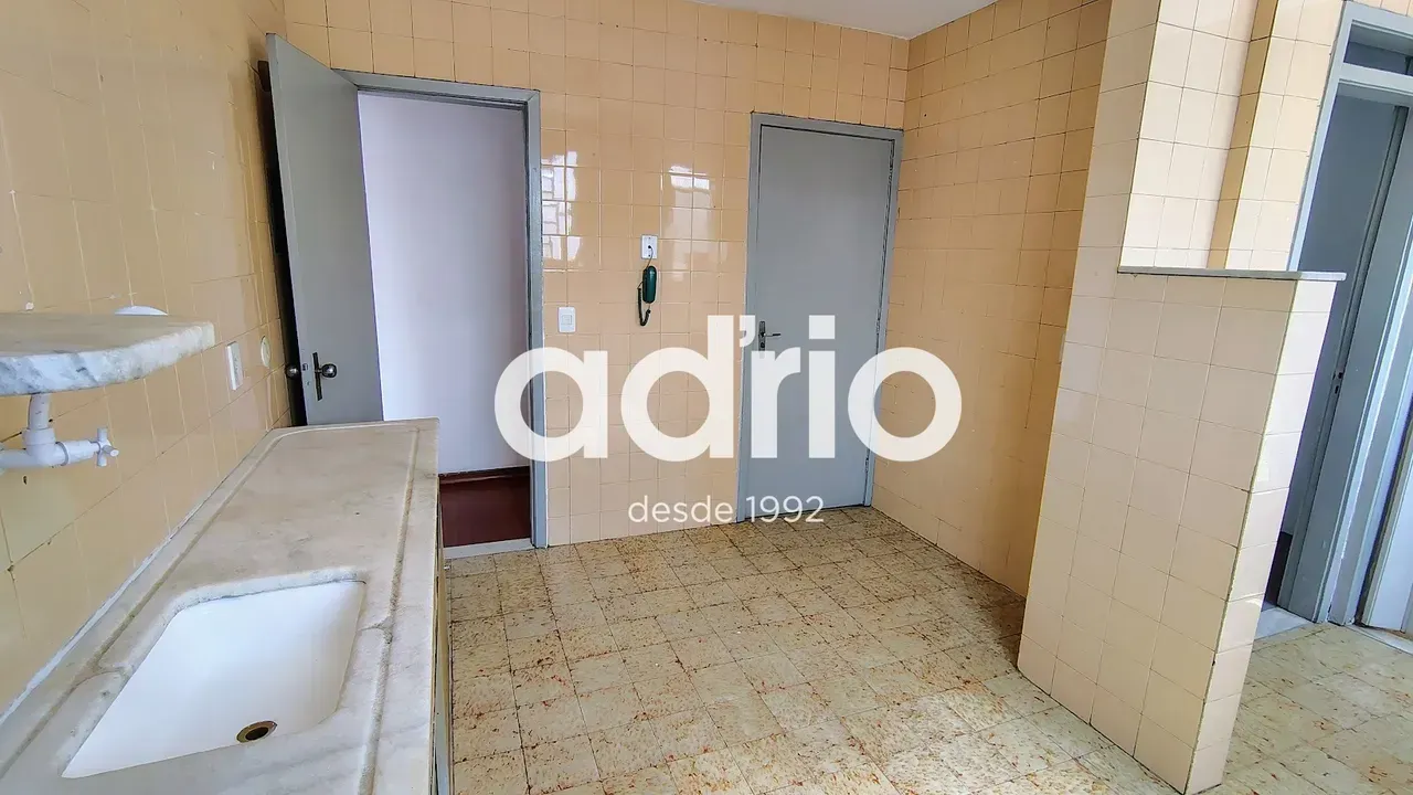 Apartamento com piso de madeira ou laminado, Tanque — photo 9