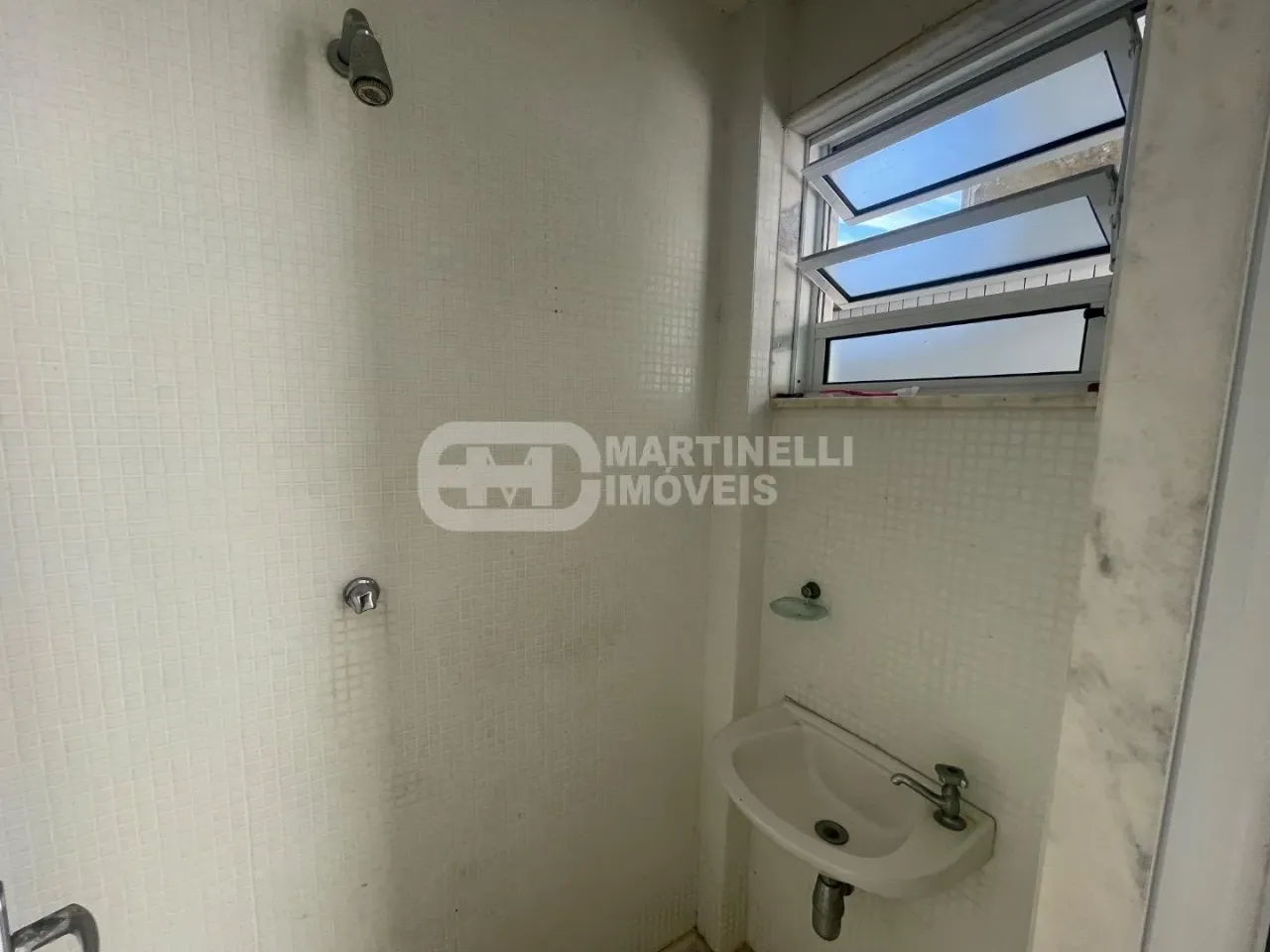 House with 4 bedrooms and 5 bathrooms and a separate kitchen — photo 17