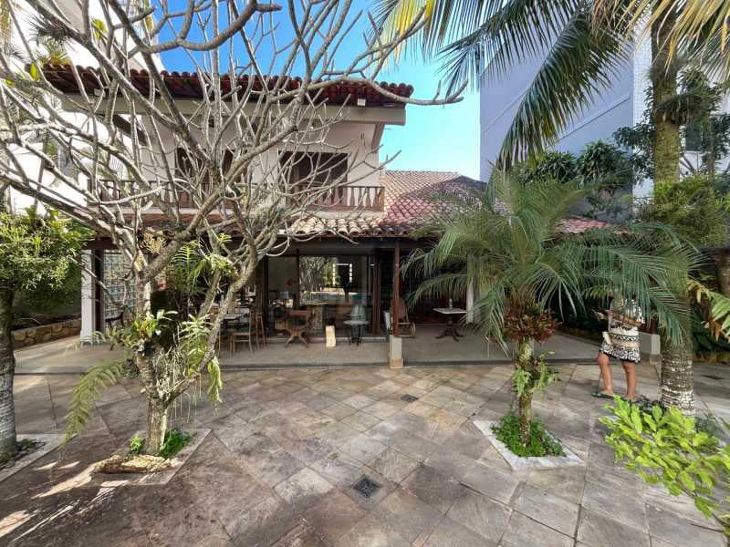 Balcony with a grill in a 4-bedroom house, 420 m² — photo 28