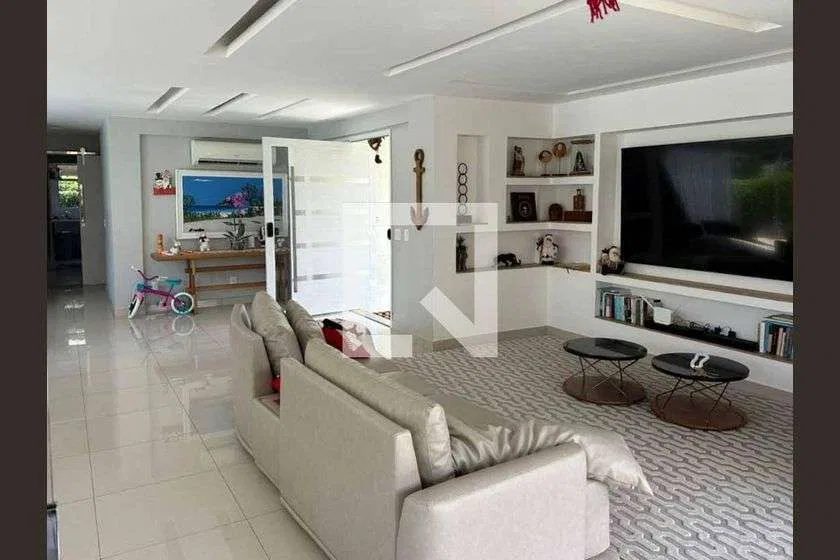 Floor-to-ceiling windows in a 6-bedroom house, 290 m² — photo 13
